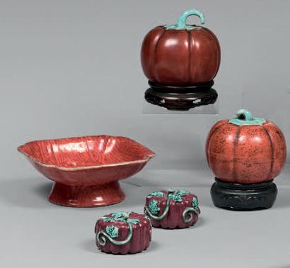 CHINE - XIXe siècle 
Paire de kakis en porcelaine émaillée corail et vert.
Hauteur:...
