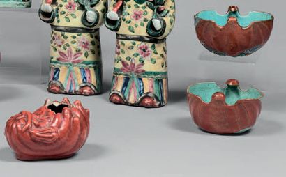 CHINE - XIXe siècle 
Deux coupes en porcelaine émaillée corail, figurant des chauve-souris...