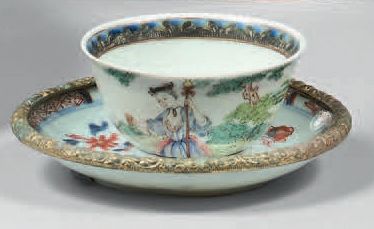 CHINE - XIXe siècle 
Ensemble comprenant un sorbet en porcelaine émaillée polychrome...