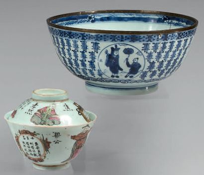 CHINE - XIXe siècle 
Ensemble comprenant un bol en porcelaine bleu blanc à décor...