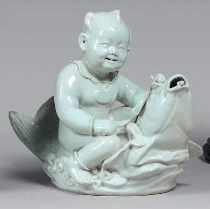 CHINE - XXe siècle 
Groupe en porcelaine émaillée blanche, enfant chevauchant une...