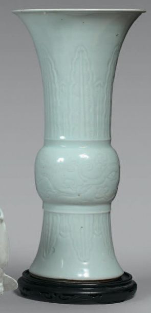 CHINE - XXe siècle 
Vase de forme «gu» en porcelaine céladon, à décor incisé sous...