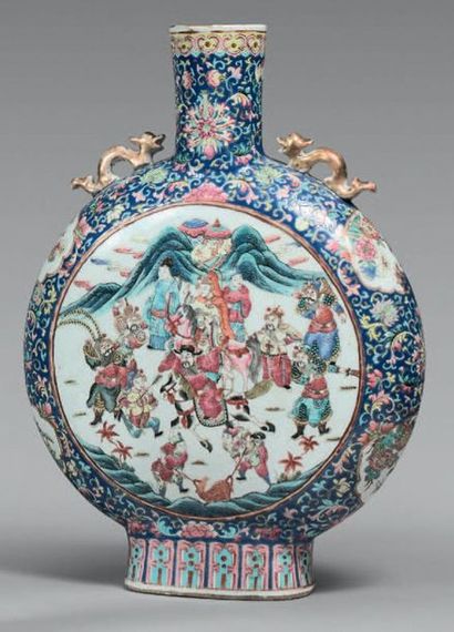 CHINE, Canton - Début du XXe siècle 
Large polychrome enamelled porcelain flask decorated...