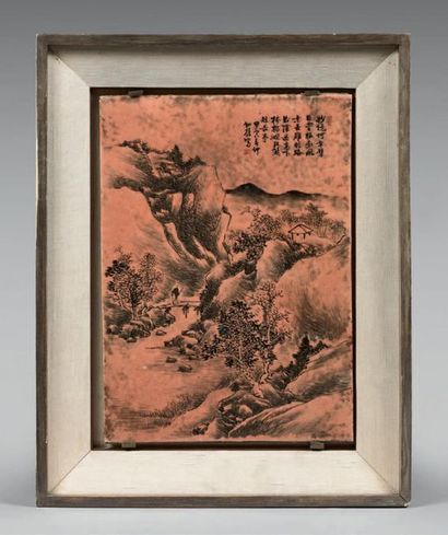 CHINE - XXe siècle 
Plaque en porcelaine émaillée ocre à décor en grisaille d'un...