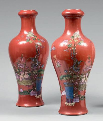 CHINE - Début du XXe siècle 
Paire de vases balustre en porcelaine émaillée polychrome...