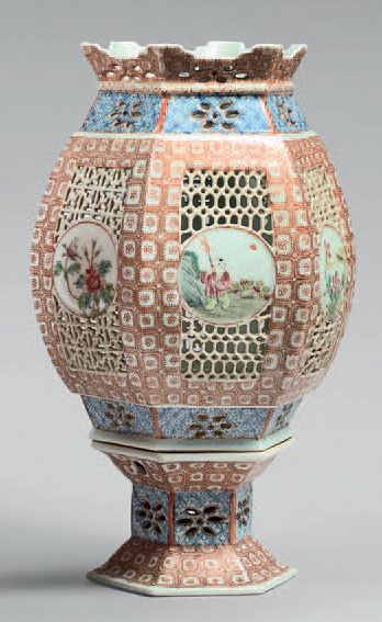 CHINE - Début du XXe siècle 
Lanterne en porcelaine ajourée, émaillée polychrome...