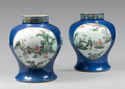 CHINE - XXe siècle 
Paire de potiches en porcelaine émaillée polychrome or et famille...