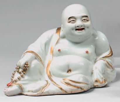 CHINE - XXe siècle 
Figure de Budai allongé en porcelaine émaillée polychrome et...