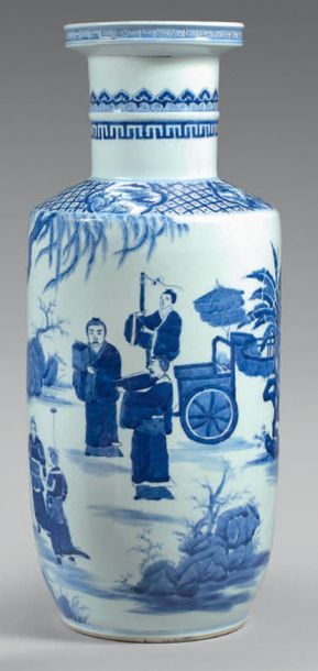 CHINE - Début du XXe siècle 
Vase rouleau en porcelaine décorée en bleu sous couverte...