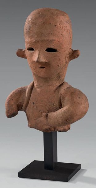 JAPON - Époque Kofun (250-538) 
Haniwa, terracotta bust, one hand in front of the...