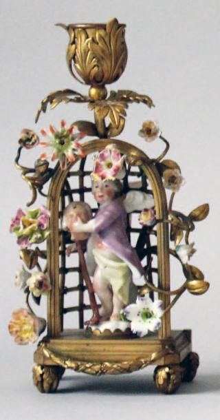 null Bougeoir à main en bronze doré orné d'une treille décorée de fleurs en porcelaine...
