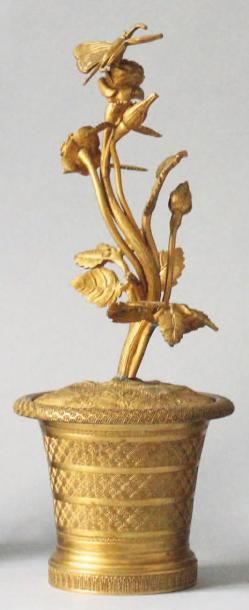 null Encrier en bronze doré en forme de corbeille, le couvercle orné d'une branche...