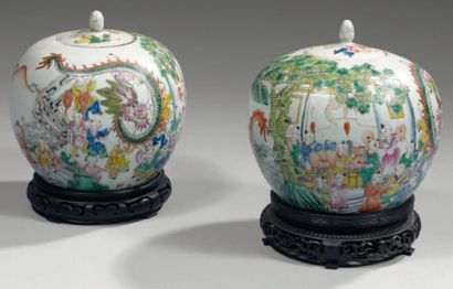 null Paire de potiches boules couvertes en porcelaine de Chine à décor émaillé polychrome...