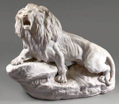 Thomas François CARTIER (1879-1943) Lion rugissant, sur un tertre Sculpture en marbre...