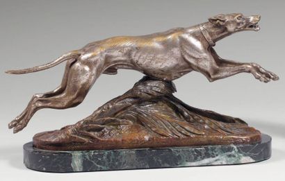 D'après Alfred Dubu cand (1828-1894) Statuette de lévrier courant, en bronze argenté...