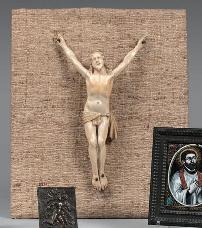 null Christ in ivory, the perizonium held in place by a cord. Feet juxtaposed.
18th...