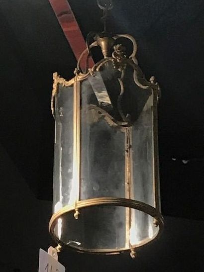 null Lanterne cylindrique en bronze à bouquet de trois lumières.
Style Louis XVI.
Hauteur:...