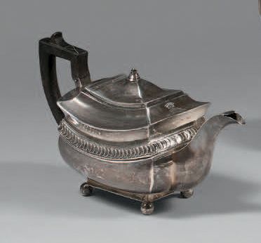 null English silver teapot decorated with a frieze. Four ball feet.
Wooden handle.
Gross...