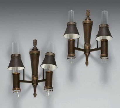 null Small chandelier with quinquet in patinated bronze with three light arms. Glass...