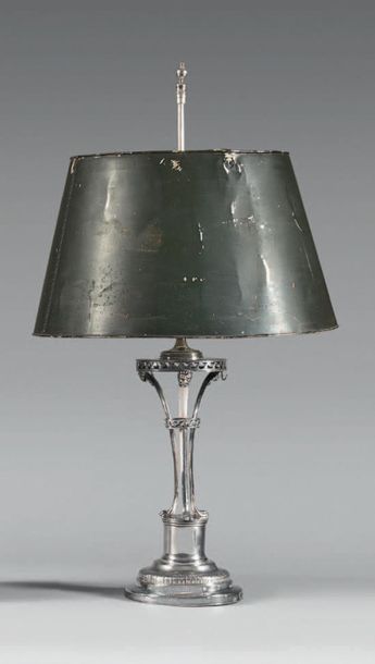 null Lampe de bureau en argent étranger, le pied en forme d'athénienne à trois montants...