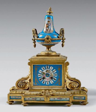 null Gilded bronze clock decorated with ribbon bows, pearls and acanthus leaf consoles,...