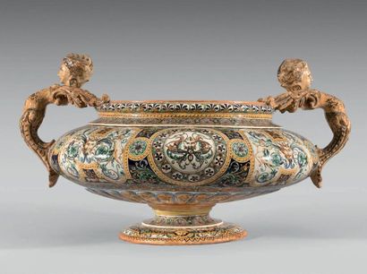 null Vase cratère en faïence polychrome ornée de motifs
Renaissance. Deux anses en...