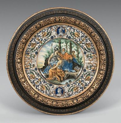 null Très grand plat rond en faïence à décor polychrome «historiato» d'une scène...