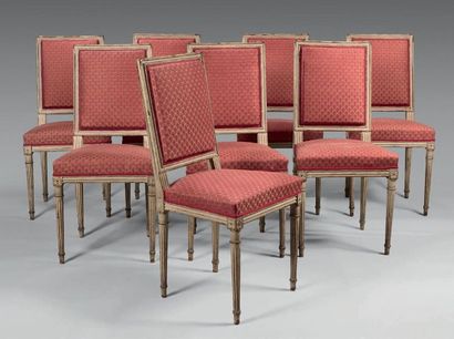 null Suite de huit chaises à dossier plat en bois peint. Pieds fuselés cannelés.
Style...
