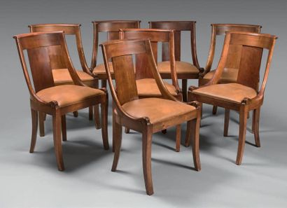 null Huit chaises de salle à manger à châssis en acajou.
Pieds en sabre.
XIXe siècle.
Hauteur:...