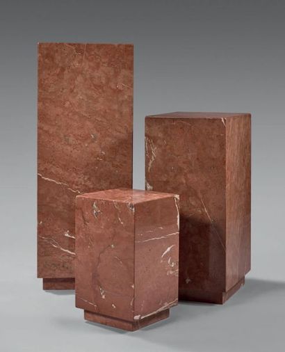 null Trois socles rectangulaires en placage de marbre rouge.
Hauteurs: 40 cm, 65...