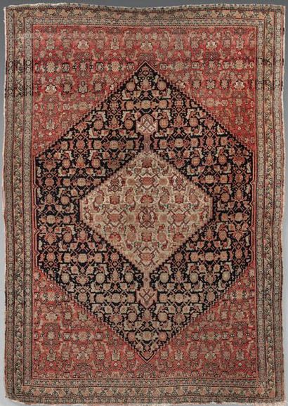 null Petit tapis persan orné de fleurs stylisées à médaillon losangique sur contre-fond...