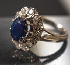 null -White gold ring (750 thousandths) adorned with a sapphire in the centre in...