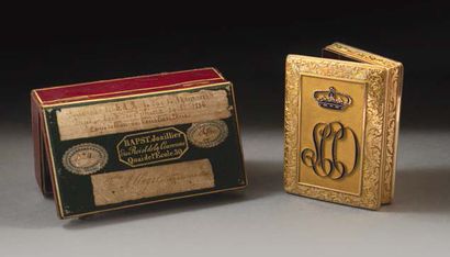 null -Yellow gold case (750 thousandths), the hinged lid monogrammed "L.C.O" surmounted...