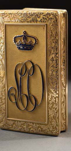 null -Yellow gold case (750 thousandths), the hinged lid monogrammed "L.C.O" surmounted...