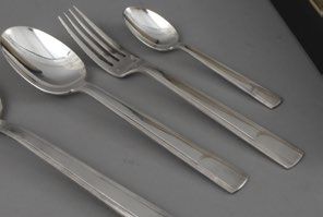 null Christofle
Art Deco silver-plated metal cutlery set. Includes: twelve large...