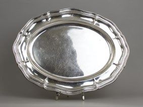 ODIOT à Paris 
Oval silver platter with fillets and contours, monogrammed.
Length:...