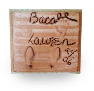 Lauren BACALL (1924 - 2014) Empreintes et signature manuscrite de l'actrice hollywoodienne...