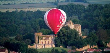 null First flight in a hot-air balloon for two people in Vendée.
One hour flight...