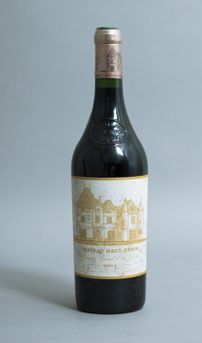 null -Une bouteille de Château HAUT BRION Domaine Clarence DILLON 2001.