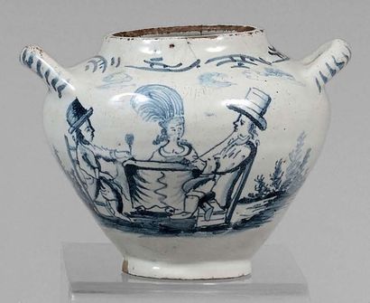 HOLLANDE Petit vase globulaire muni d'anses décoré en camaïeu bleu d'un personnage...