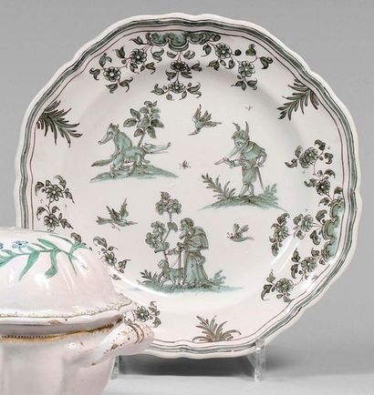 MOUSTIERS Plate with contoured rim decorated in green monochrome with grotesques,...