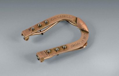 null Yellow gold (750 thousandths) horse-shoe shaped ticket clip with the inscription...