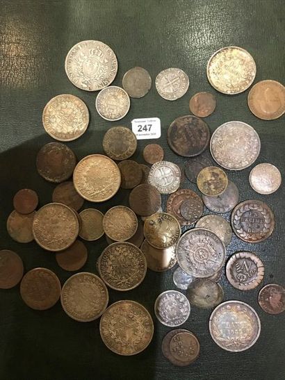 null Lot de 58 monnaies en cuivre principalement françaises royales et modernes.
Les...