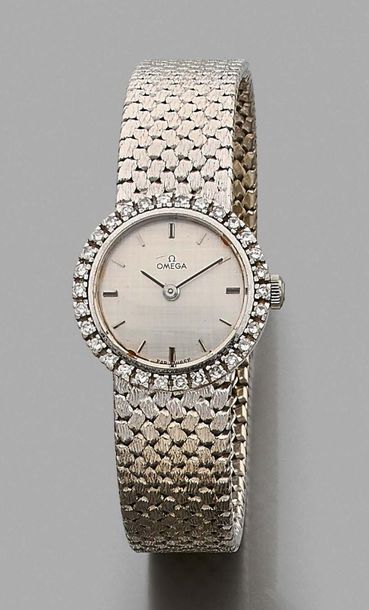 OMEGA 
Montre-bracelet de dame en or blanc 18k 750 millièmes et diamants. Lunette...