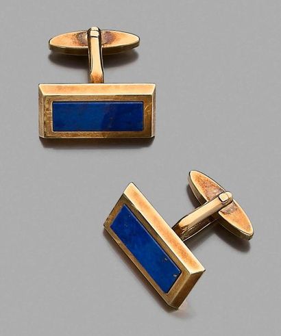 null Pair of cufflinks in 585-thousandths yellow gold, the ends of rectangular shape...