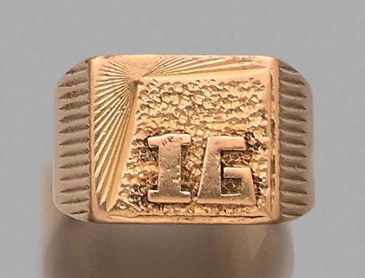 null Lot comprising: 750 thousandths yellow gold man's signet ring engraved "IG"...