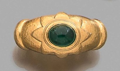Bernardeau, signé. 
750 thousandths hammered yellow gold ring decorated with a small...