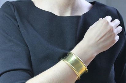 Bernardeau, signé. 
Wide rigid bracelet in 750 yellow gold.
Inside diameter: 6.8...