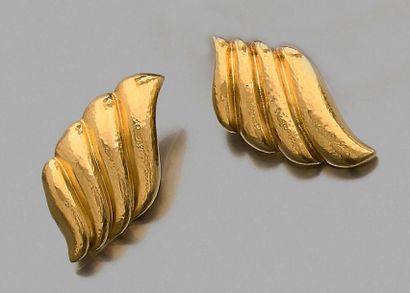 Zolotas, signé. 
Pair of earrings in hammered 750 thousandths yellow gold, each one...