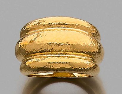Zolotas, signé. 
Ring made of hammered 750-thousandths yellow gold, the centre of...